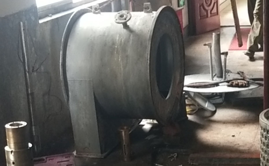 HR400雙級活塞推料離心機(jī)維修現(xiàn)場